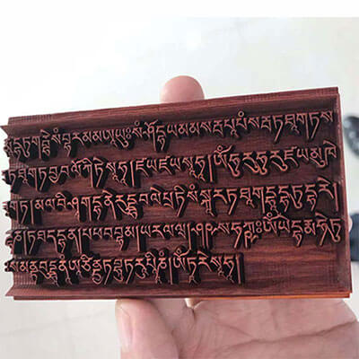 鏤空雕刻機器在實(shí)木木板激光鐳射文字，施展一技之長(cháng)